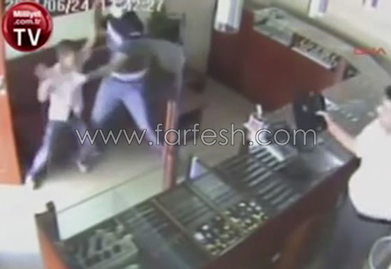 بالفيديو.. طفل شجاع يوقف لصا مسلحا حاول سرقة محل مجوهرات صورة رقم 5 بالفيديو.. طفل شجاع يوقف لصا مسلحا حاول سرقة محل مجوهرات صورة رقم 5