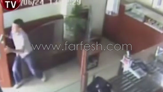 بالفيديو.. طفل شجاع يوقف لصا مسلحا حاول سرقة محل مجوهرات صورة رقم 9 بالفيديو.. طفل شجاع يوقف لصا مسلحا حاول سرقة محل مجوهرات صورة رقم 9