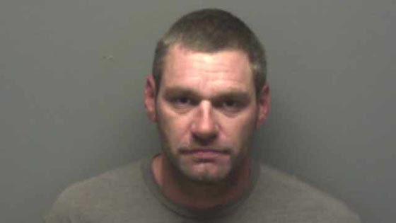 بطولة ساعي بريد: أنقذ حياة أم وطفلها حين رأى نداء استغاثة على طرد كان ينقله صورة رقم 1