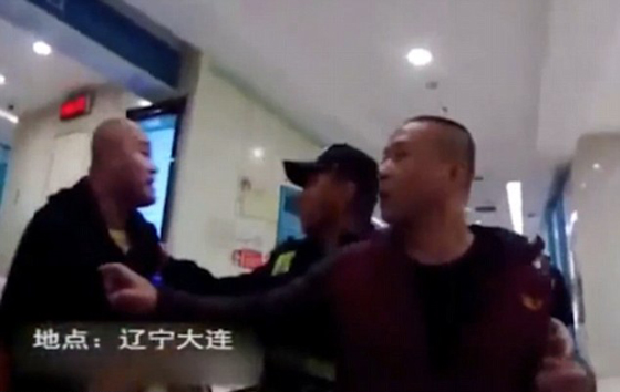 شجار بين موظفي شركتين لحرق الموتى على جثة مريض لا زال حيا صورة رقم 1