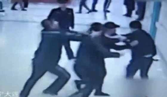 شجار بين موظفي شركتين لحرق الموتى على جثة مريض لا زال حيا صورة رقم 2