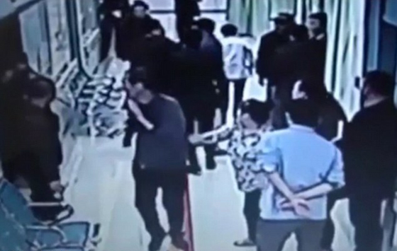 شجار بين موظفي شركتين لحرق الموتى على جثة مريض لا زال حيا صورة رقم 3