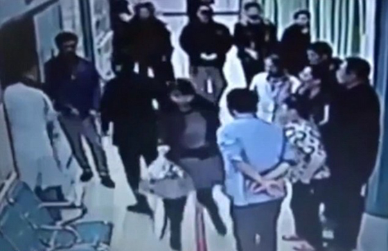 شجار بين موظفي شركتين لحرق الموتى على جثة مريض لا زال حيا صورة رقم 4