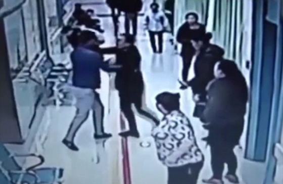 شجار بين موظفي شركتين لحرق الموتى على جثة مريض لا زال حيا صورة رقم 6