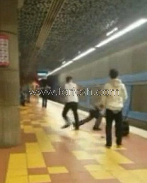 فيديو عنيف.. رجل يضرب مشردا بقوة ما جعل اسنانه تتساقط من فمه صورة رقم 3