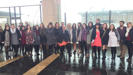 الكنيست الاسرائيلي يتراجع عن نظام حظر التنورة القصيرة في البرلمان صورة رقم 2