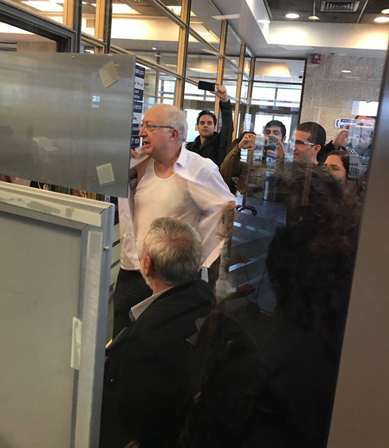 الكنيست الاسرائيلي يتراجع عن نظام حظر التنورة القصيرة في البرلمان صورة رقم 5