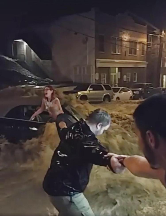 فيديو يستعرض اللحظات المؤثرة التي شهدها عام 2016 حول العالم صورة رقم 3