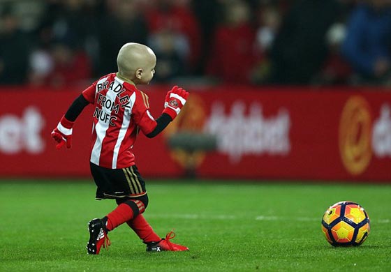 مؤثر جدا.. طفل يبعث الامل في الآخرين وهو يحتضر من السرطان صورة رقم 1