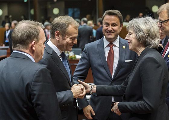  فيديو محرج.. رئيسة وزراء بريطانيا تنتظر من يلتفت لها دون جدوى! صورة رقم 4