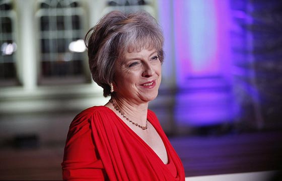  فيديو محرج.. رئيسة وزراء بريطانيا تنتظر من يلتفت لها دون جدوى! صورة رقم 8