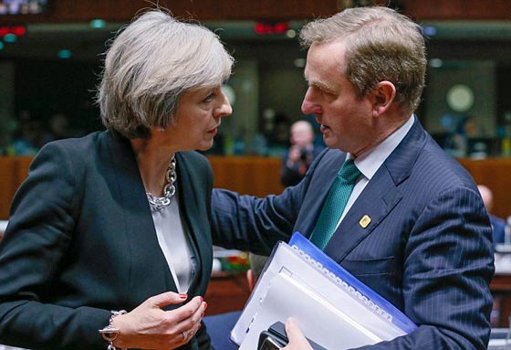  فيديو محرج.. رئيسة وزراء بريطانيا تنتظر من يلتفت لها دون جدوى! صورة رقم 7