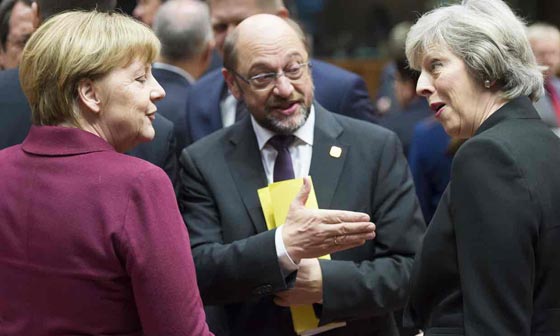  فيديو محرج.. رئيسة وزراء بريطانيا تنتظر من يلتفت لها دون جدوى! صورة رقم 6