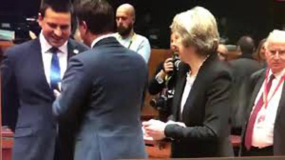  فيديو محرج.. رئيسة وزراء بريطانيا تنتظر من يلتفت لها دون جدوى! صورة رقم 1