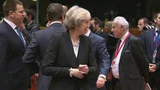  فيديو محرج.. رئيسة وزراء بريطانيا تنتظر من يلتفت لها دون جدوى! صورة رقم 2