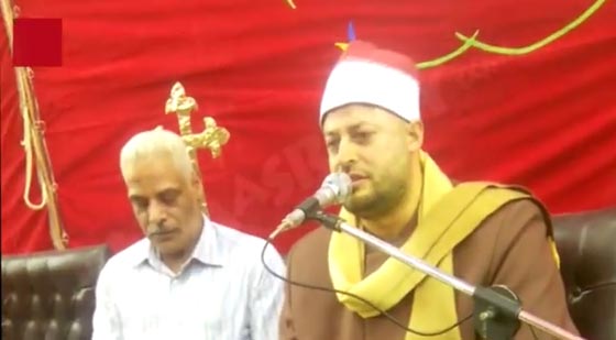 اجمل موقف من شيخ مصري يتلو القرآن بعزاء مسيحي: فيديو وصور صورة رقم 1