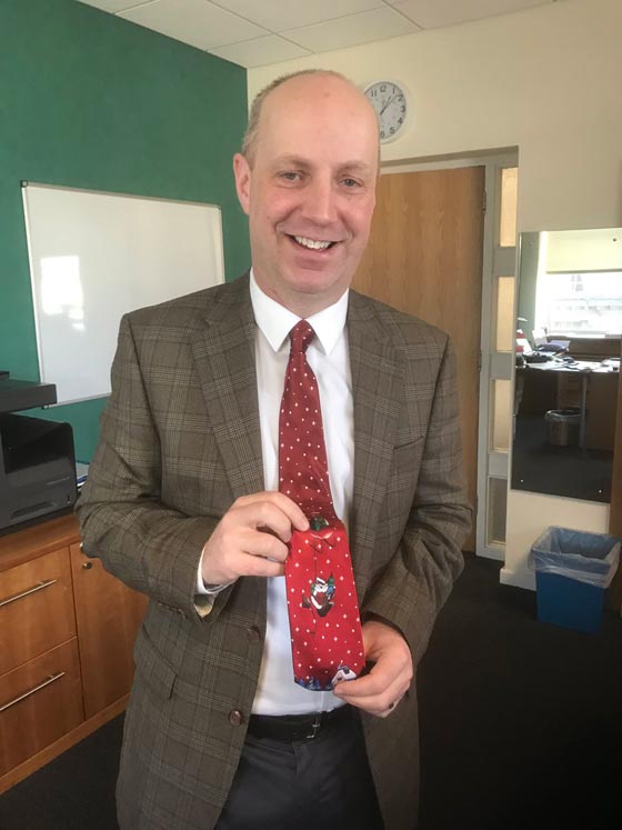 ربطة عنق موسيقية تشوش خطاب نائب بالبرلمان الايرلندي.. فيديو صورة رقم 3