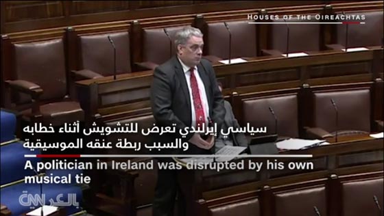 ربطة عنق موسيقية تشوش خطاب نائب بالبرلمان الايرلندي.. فيديو صورة رقم 2