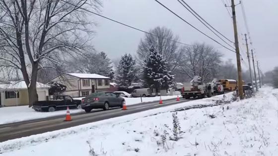 عمال شركة الكوابل يتسببون بسلسلة حوادث على شارع جليدي.. فيديو صورة رقم 1