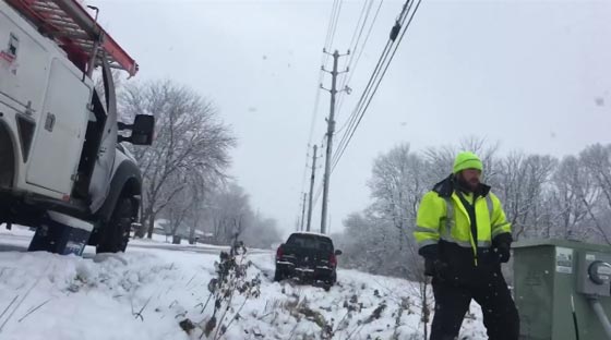 عمال شركة الكوابل يتسببون بسلسلة حوادث على شارع جليدي.. فيديو صورة رقم 2