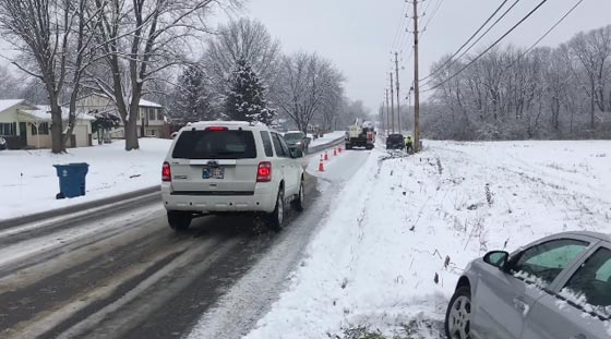 عمال شركة الكوابل يتسببون بسلسلة حوادث على شارع جليدي.. فيديو صورة رقم 3
