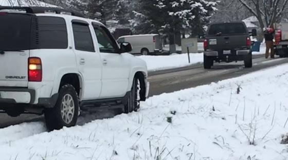 عمال شركة الكوابل يتسببون بسلسلة حوادث على شارع جليدي.. فيديو صورة رقم 4