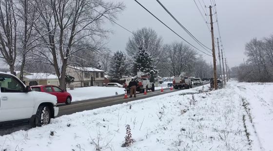عمال شركة الكوابل يتسببون بسلسلة حوادث على شارع جليدي.. فيديو صورة رقم 5