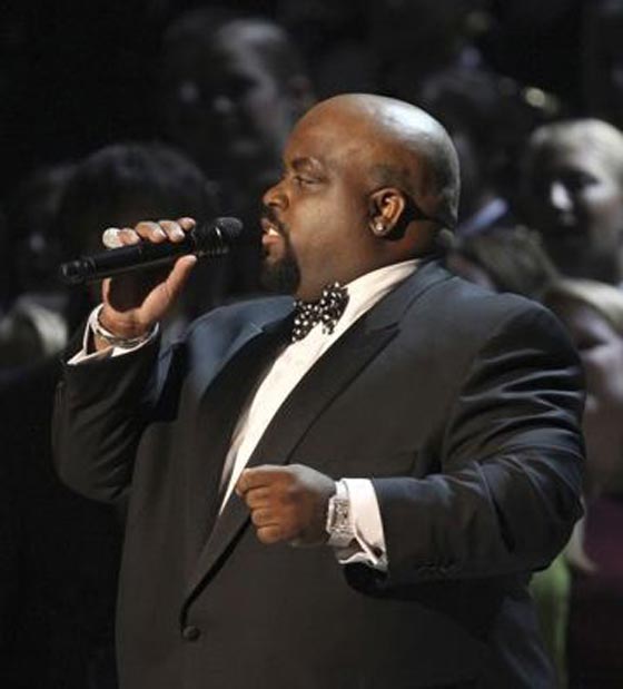 فيديو فريد من نوعه.. انفجار هاتف في وجه ممثل بالاستديو يطرحه ارضا صورة رقم 5