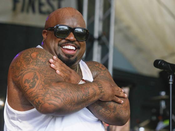 فيديو فريد من نوعه.. انفجار هاتف في وجه ممثل بالاستديو يطرحه ارضا صورة رقم 4