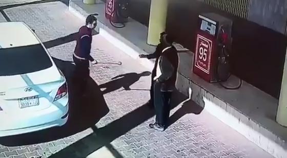 فيديو مؤلم.. شاهد ماذا فعل هذا الرجل بعامل محطة لانه طالبه بالحساب صورة رقم 2