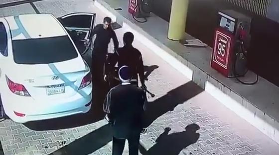 فيديو مؤلم.. شاهد ماذا فعل هذا الرجل بعامل محطة لانه طالبه بالحساب صورة رقم 1