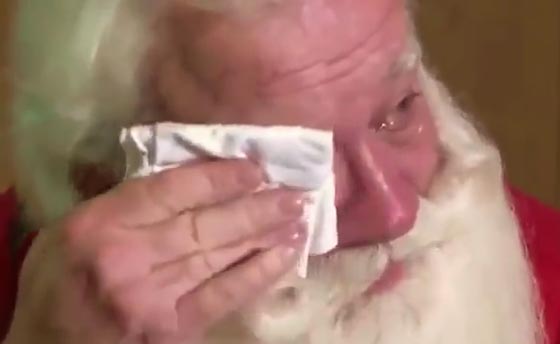 سانتا كلوز يروي بتأثر بالغ: حققت امنية طفل ثم توفي بين ذراعي! فيديو صورة رقم 2