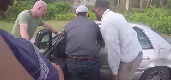 فيديو مثير.. سائق يصاب بجلطة دماغية اثناء القيادة على شارع سريع صورة رقم 3