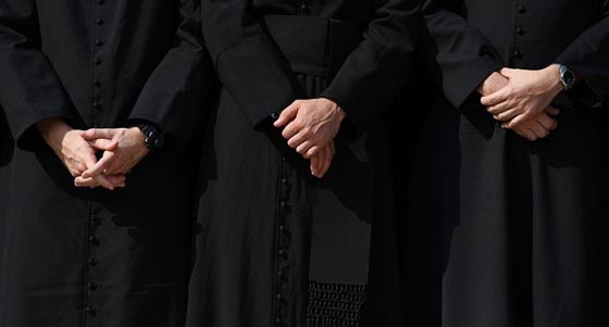 اتهام 3 قساوسة بتنفيذ اعمال مشينة بحق اولاد قصّر صورة رقم 1