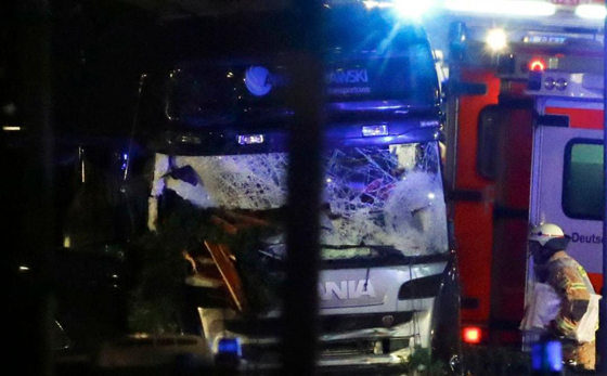 12 قتيلا في حادث دهس متعمد ببرلين وسائق شاحنة الموت لاجئ مسلم صورة رقم 2