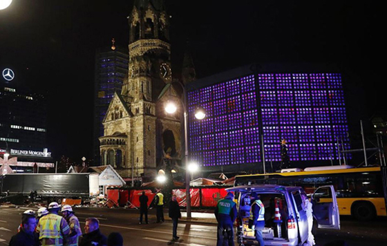 12 قتيلا في حادث دهس متعمد ببرلين وسائق شاحنة الموت لاجئ مسلم صورة رقم 3