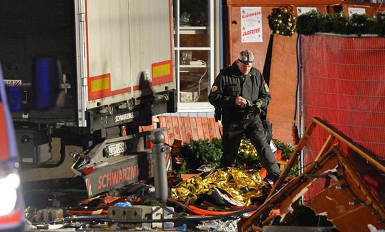 12 قتيلا في حادث دهس متعمد ببرلين وسائق شاحنة الموت لاجئ مسلم صورة رقم 4