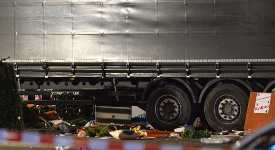 12 قتيلا في حادث دهس متعمد ببرلين وسائق شاحنة الموت لاجئ مسلم صورة رقم 6