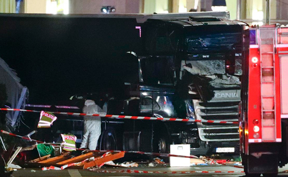12 قتيلا في حادث دهس متعمد ببرلين وسائق شاحنة الموت لاجئ مسلم صورة رقم 10