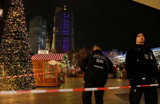 12 قتيلا في حادث دهس متعمد ببرلين وسائق شاحنة الموت لاجئ مسلم صورة رقم 11