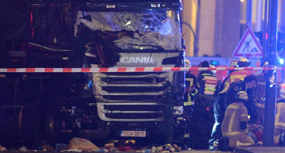 12 قتيلا في حادث دهس متعمد ببرلين وسائق شاحنة الموت لاجئ مسلم صورة رقم 1