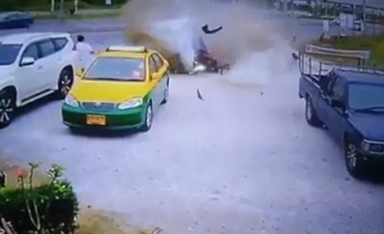 فيديو وصور مؤلمة.. فقد السيطرة على مركبته فسحق سائق سيارة اجرة صورة رقم 3