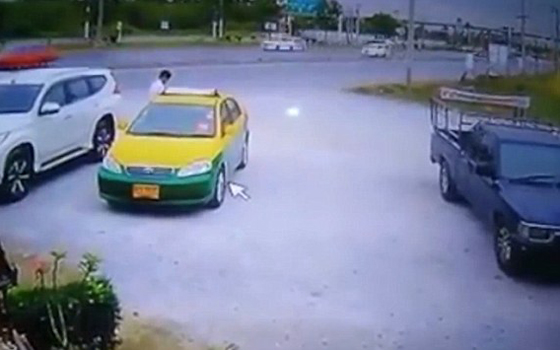 فيديو وصور مؤلمة.. فقد السيطرة على مركبته فسحق سائق سيارة اجرة صورة رقم 1