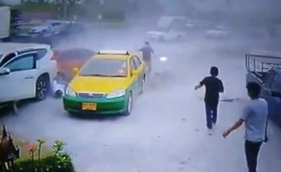 فيديو وصور مؤلمة.. فقد السيطرة على مركبته فسحق سائق سيارة اجرة صورة رقم 4