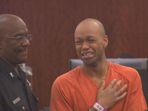 قاتل والدته يبكي بكاء مريرا بالمحكمة.. هاتف امرني بقتلها! صورة رقم 3