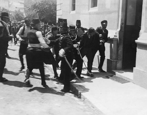 شبه كبير بين قاتل اشعل الحرب العالمية الاولى وقاتل السفير الروسي صورة رقم 7