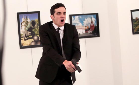 مصور حادثة اغتيال السفير الروسي يروي بالتفصيل اللحظات المرعبة  صورة رقم 10