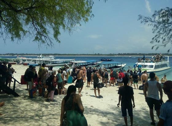 اندونيسيا: سائحان غربيان يسيران في 