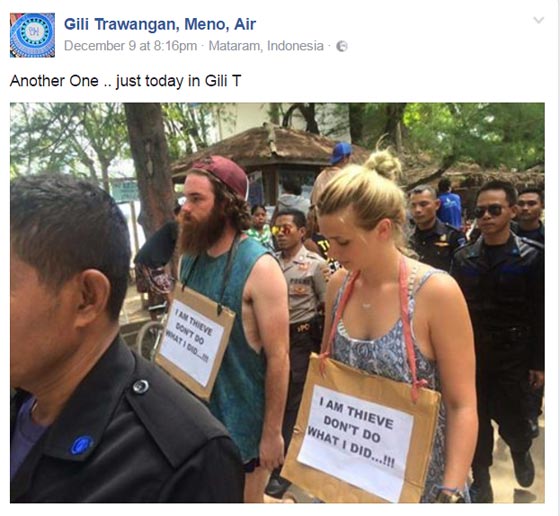 اندونيسيا: سائحان غربيان يسيران في 