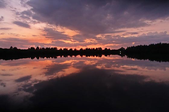 اندونيسيا: سائحان غربيان يسيران في 